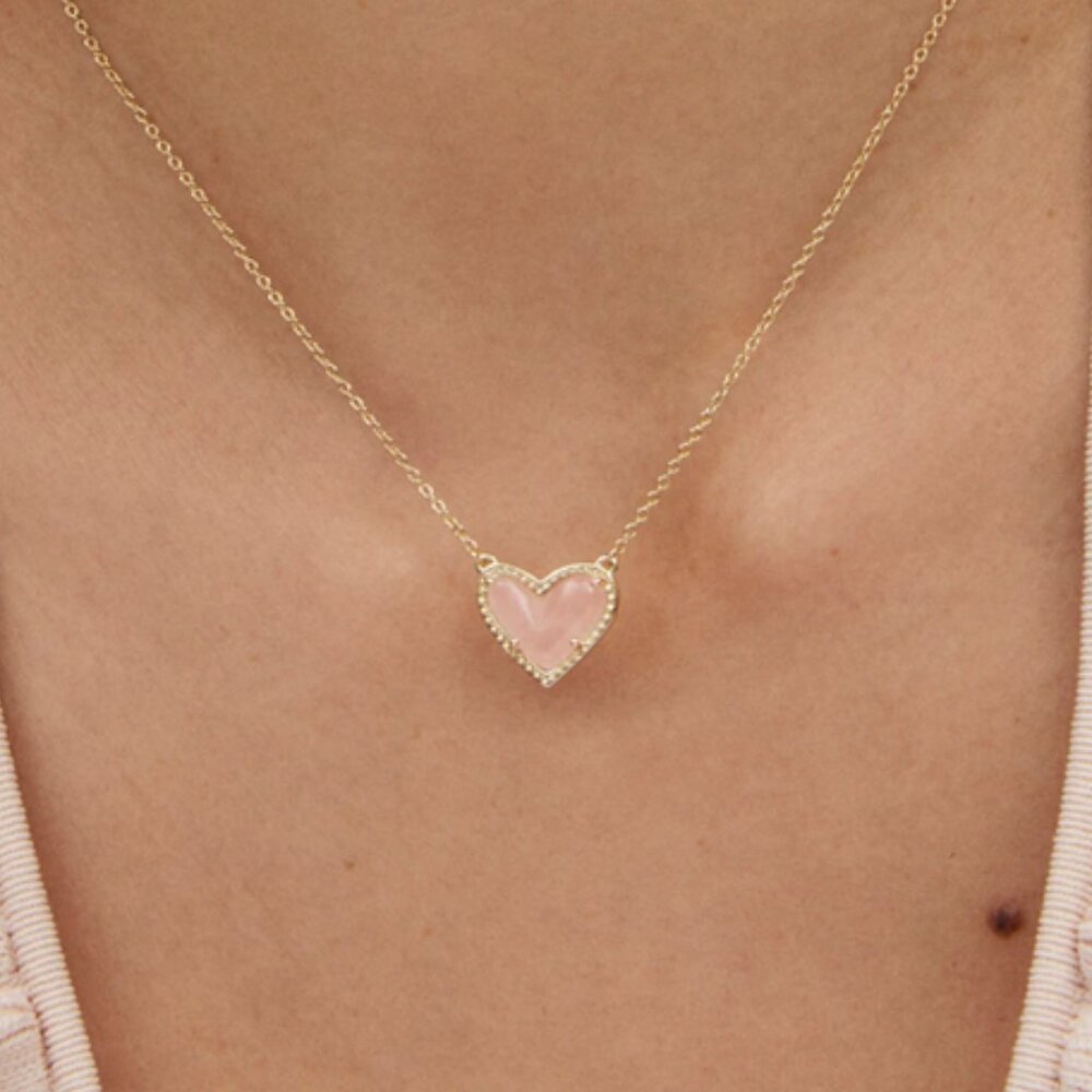 Ari Heart Gold Pendant Necklace in Rose Quartz - Kendra Scott
